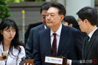 굳은 표정의 윤석열 전 대통령