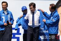 선거 운동복 입는 이재명