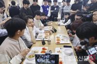 서울교대 학생과 대화하는 이준석 후보