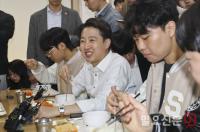 서울교대 학생들과 식사하는 이준석 후보
