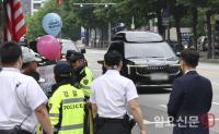법원에 들어가서 윤석열 대통령을 태운 차량