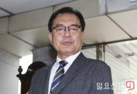 취재진의 질문에 답하는 이명현 특별검사