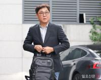 출근 하는 최휘영 문화체육관광부 장관 후보자