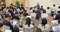기자질문에 답하는 김민석 국무총리