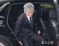 차에서 내리는 조희대 대법원장 