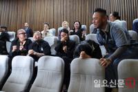 문신사법 통과에 기뻐하는 타투이스트