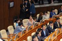 얘기 나누는 추미애 법사위원장