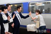 고향가는 시민과 인사하는 정청래 대표
