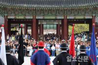 추석연휴 경복궁 찾은 시민들