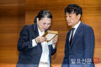 명예사원증 받는 고 오요안나 어머니 장연미씨