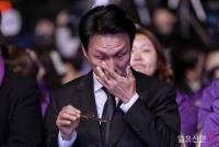 눈물을 닦는 김민석 국무총리