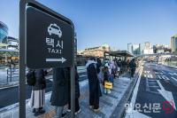 버스 파업에 길게 늘어선 택시 탑승 대기 줄