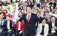 꽃다발 든  오세훈 서울시장  당선자